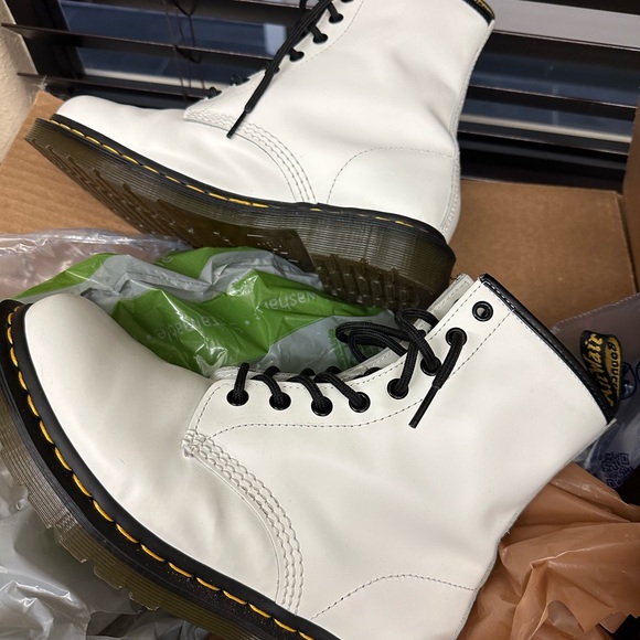 Doc Martens white in LADIES 8. only used 3 times, see photos close to new. - Picture 3 of 14